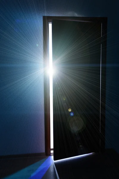 Open deur met fel licht buiten — Stockfoto