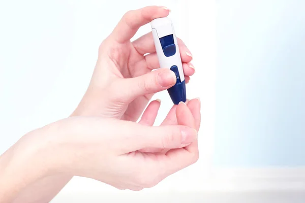 Measuring glucose level blood close-up — Stock Photo, Image