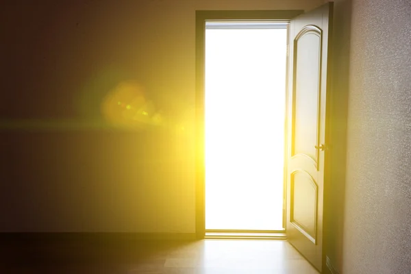 Open door with bright light outside — Stock Photo, Image