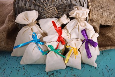 çuval çul arka plan üzerinde renkli ahşap tablo