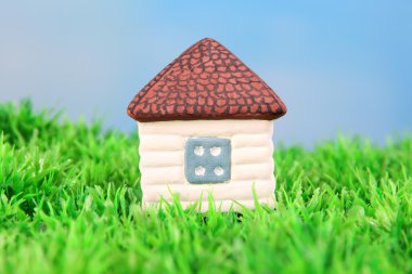 küçük ev parlak zemin üzerine yeşil çimen