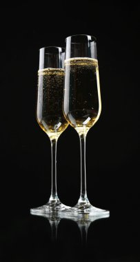 bardak şampanya, siyah zemin üzerine