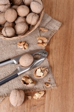 Ahşap arka planda ceviz kıran