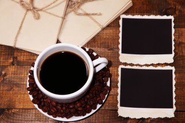 kahve fincanı ve ahşap zemin üzerinde eski boş fotoğraf