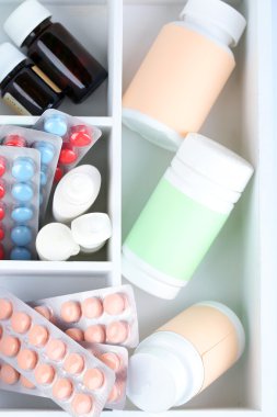 Medikal hap, ampul ahşap kutusunda, yakın çekim
