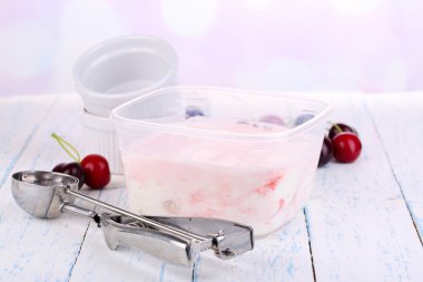 ahşap masa yakın çekim konteyner ve dondurma kaşık dondurma