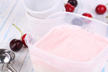 ahşap masa yakın çekim konteyner ve dondurma kaşık dondurma