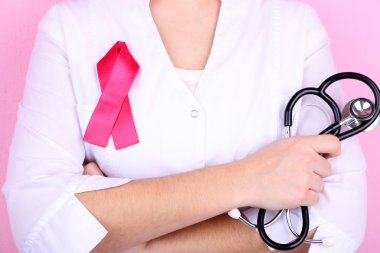 Doktor kurdele ile oluşmuş AIDS sembolü, renkli arka plan üzerinde yakın çekim
