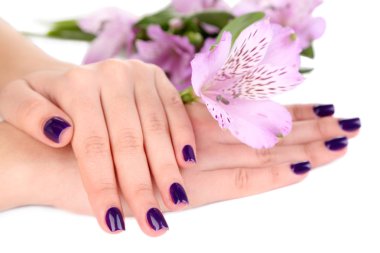 Çiçekler beyaz izole ellerle güzel kadın