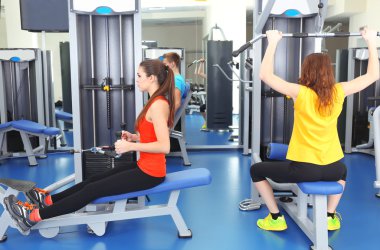 bir grup insan spor salonunda ağırlık eğitimi 