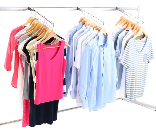 Verschillende kleding op hangers, op grijze achtergrond — Stockfoto