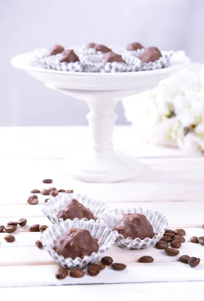 Set von Schokoladenbonbons auf dem Tisch auf hellem Hintergrund — Stockfoto