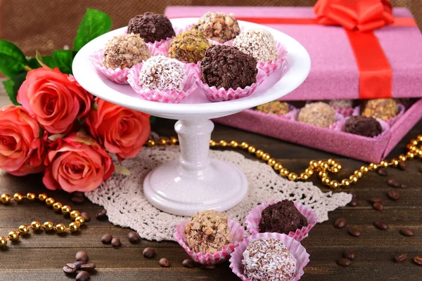 Set di caramelle al cioccolato sul tavolo su sfondo marrone — Foto Stock