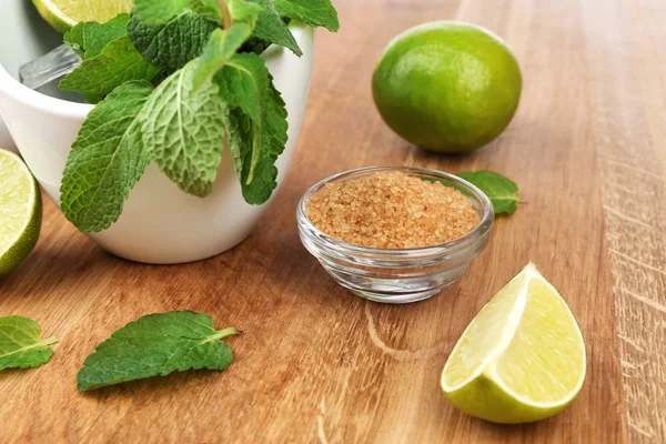 Ingrediënten voor limonade op houten tafel — Stockfoto