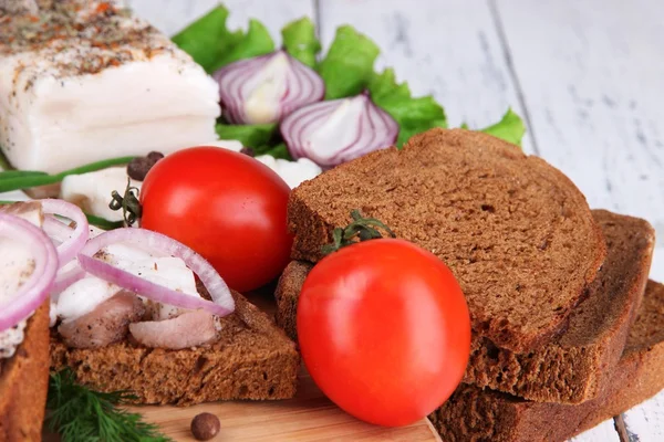 Fette di pane e strutto con verdure in tavola da vicino — Foto Stock