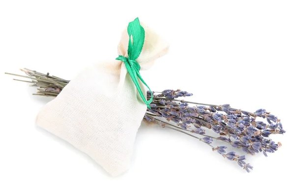 Bolso sobre textil con flores secas de lavanda aisladas en blanco —  Fotos de Stock