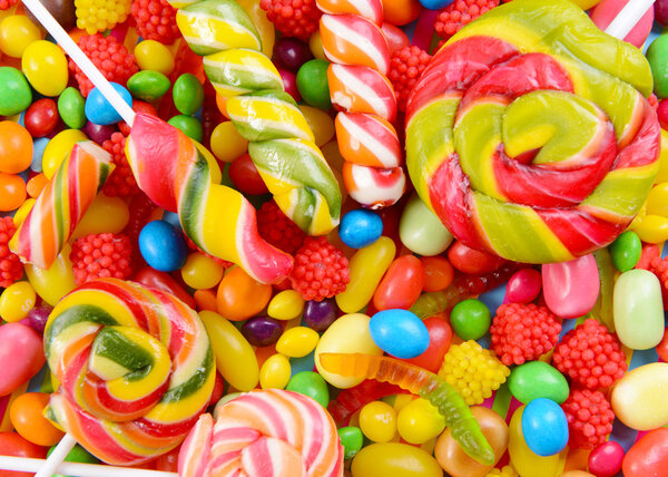 Различные красочные фруктовые конфеты крупным планом
