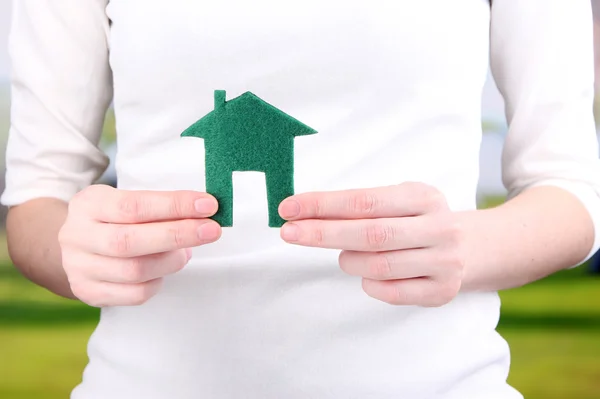 Petite maison en papier à la main close-up — Photo