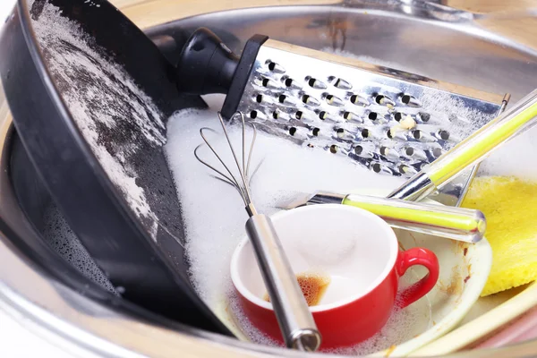 Utensili immersi nel lavandino della cucina — Foto Stock