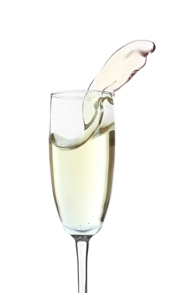 Et glass champagne med sprut, isolert på hvitt – stockfoto
