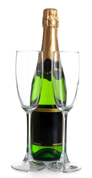 Пляшка шампанського і порожні окуляри, ізольовані на білому — стокове фото