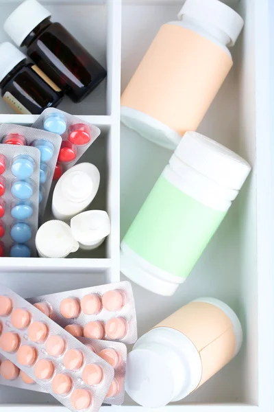Pilules médicales, ampules dans une boîte en bois, gros plan — Photo