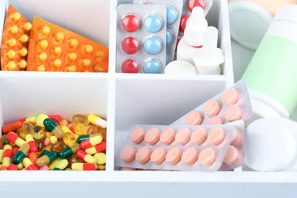 Pillole mediche, fiale in scatola di legno, primo piano — Foto Stock