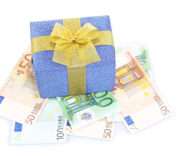 Geschenkdoos met geld geïsoleerd op wit — Stockfoto