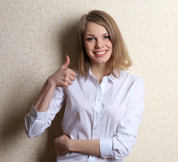 Portret interesu w pobliżu ściany — Zdjęcie stockowe