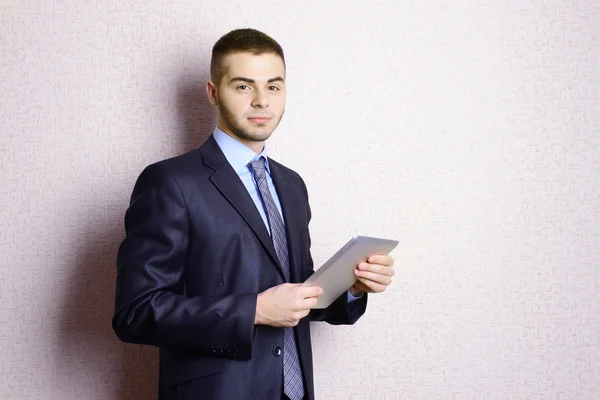 Retrato de hombre de negocios con tablet cerca de la pared —  Fotos de Stock