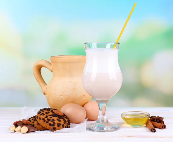 Äggtoddy med mjölk och ägg på träbord och naturliga bakgrund — Stockfoto