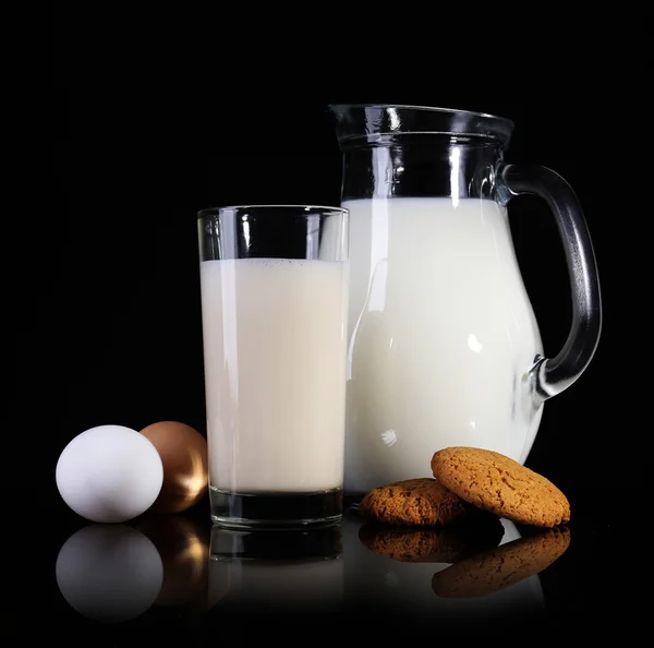 Eierlikör mit Milch und Eiern auf schwarzem Hintergrund — Stockfoto