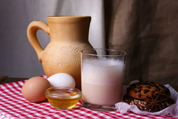 Süt ve yumurta tablo ve kumaş zemin üzerine yumurta likörü — Stok fotoğraf