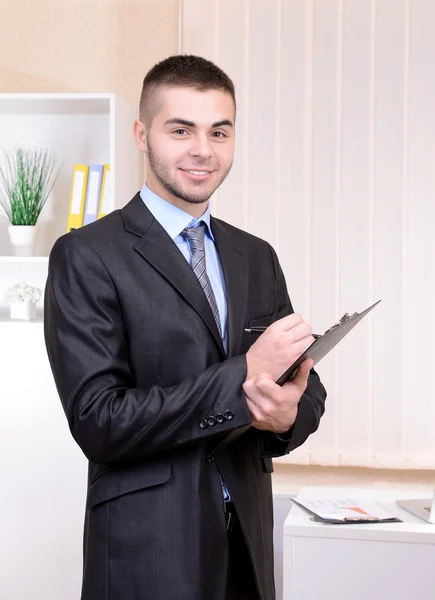 Homme d'affaires au bureau — Photo