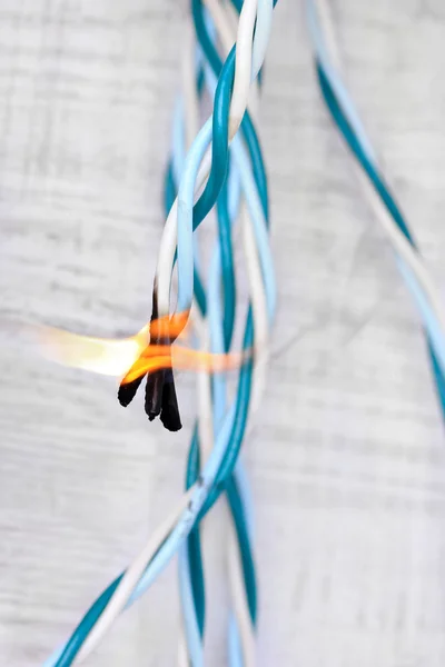 Kortsluiting, verbrande kabel, op een houten achtergrond kleur — Stockfoto