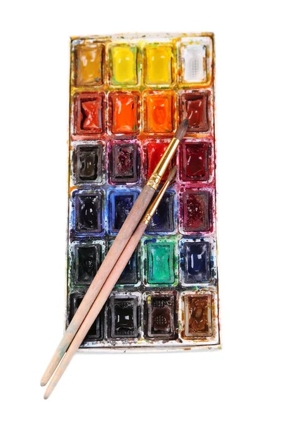 Aquarelas coloridas e escovas isoladas em branco — Fotografia de Stock