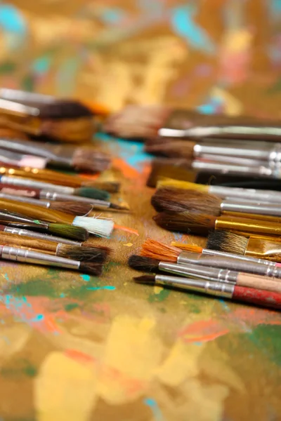 多色的木制背景画笔 — 图库照片