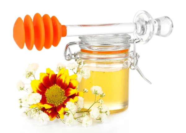 Dolce miele in vaso di vetro isolato su bianco — Foto Stock