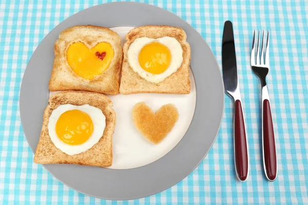 Huevos revueltos con pan en plato, en servilleta de color —  Fotos de Stock