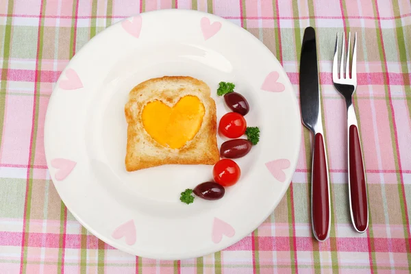 Œufs brouillés avec du pain dans l'assiette, sur une serviette de couleur — Photo