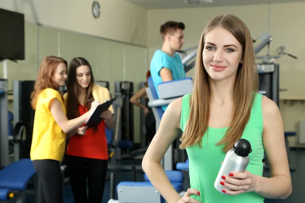 从事模拟器在健身房的年轻女人 — 图库照片