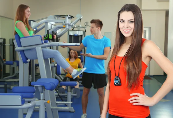 Unga vackra tjejer i gym — Stockfoto