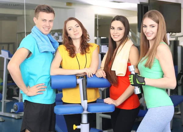 Groupe de personnes se détendre après l'entraînement en salle de gym — Photo