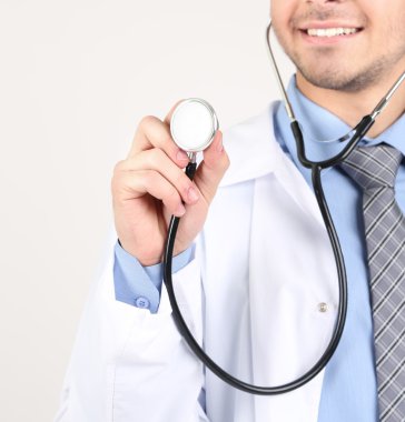 Beyaz arka plan üzerinde izole erkek doktor