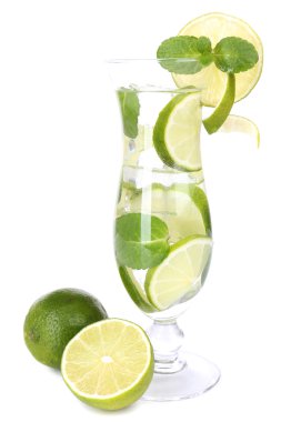 limon ve nane üzerinde beyaz izole kokteyl bardak