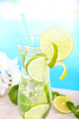 kokteyl limon ve nane masanın üzerine açık mavi renkli bardak