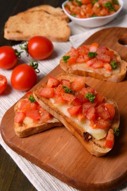 Kesme tahtasında domatesli lezzetli bruschetta.