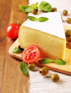 lezzetli camembert peyniri domates, zeytin ve fesleğen, ahşap tablo
