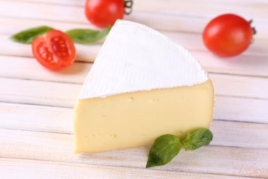 ahşap masa üstünde domates ve fesleğen ile lezzetli camembert peyniri