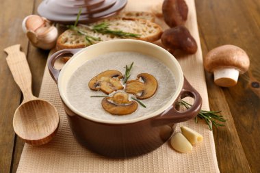 tencerede ahşap zemin üzerinde mantar çorbası